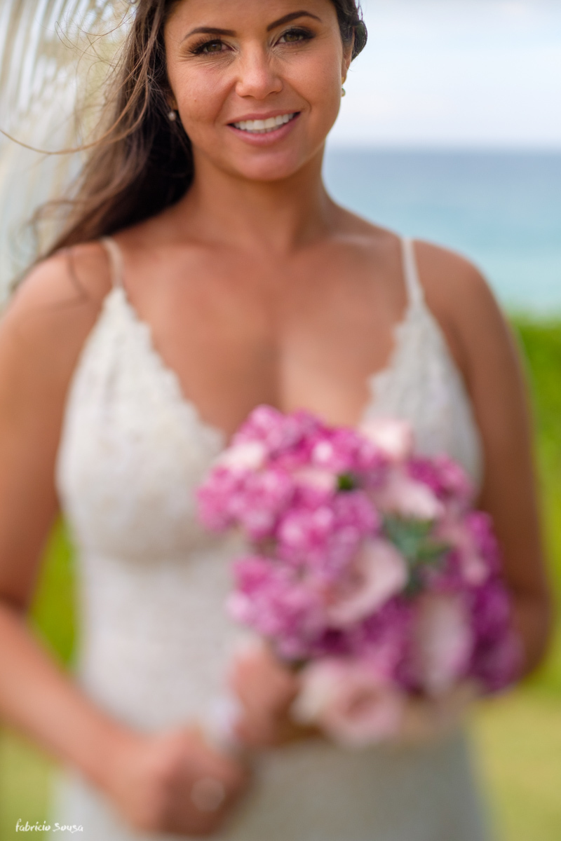 retrato da noiva Fernanda Campos com efeito tilt no local de sua cerimonia de casamento na praia do Morro das Pedras
