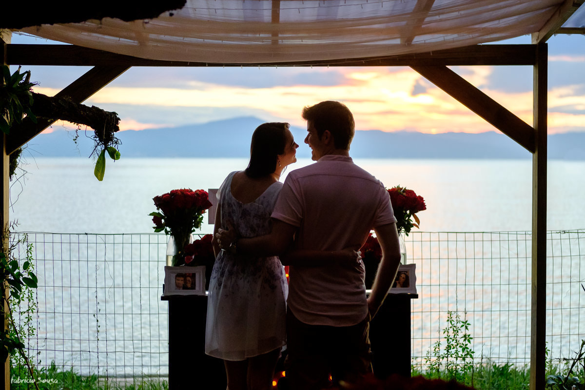 silhueta do casal apreciando a paisagem logo após o pedido de noivado no restaurante May