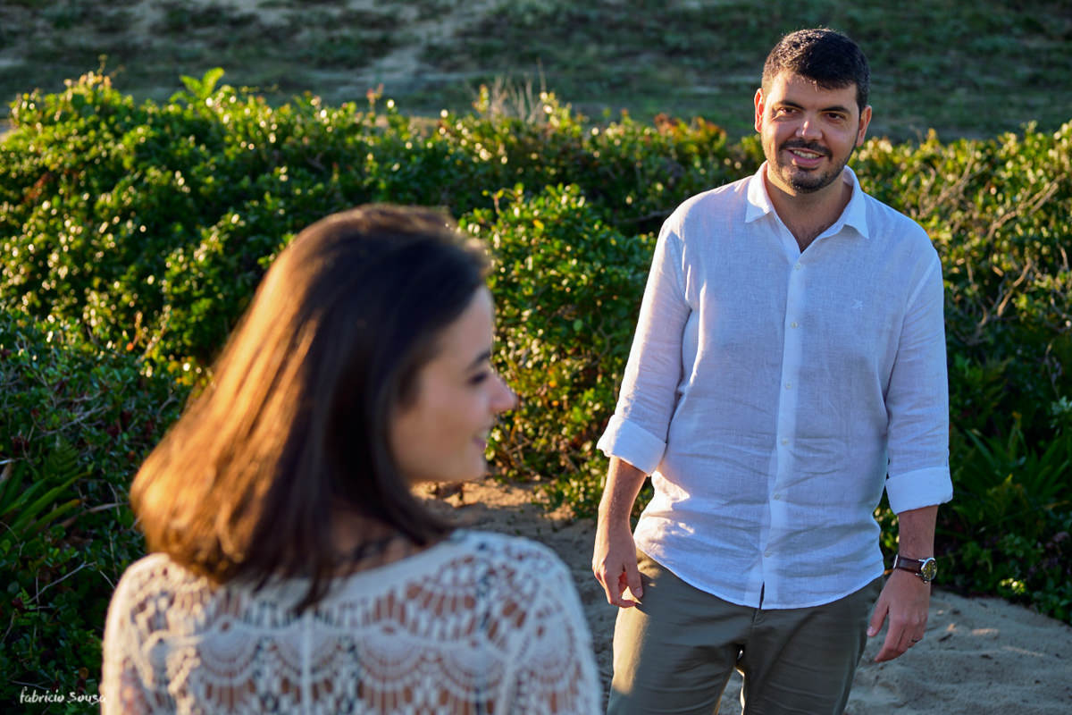 Francisco Bezerra olhando sua amada durante as fotografias tiradas para o casamento deles em Florianópolis