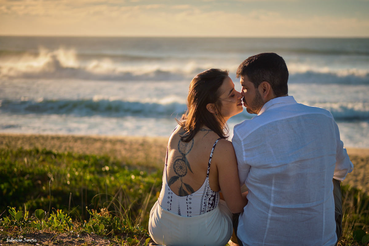 beijinho do casal no final do ensaio fotográfico na praia