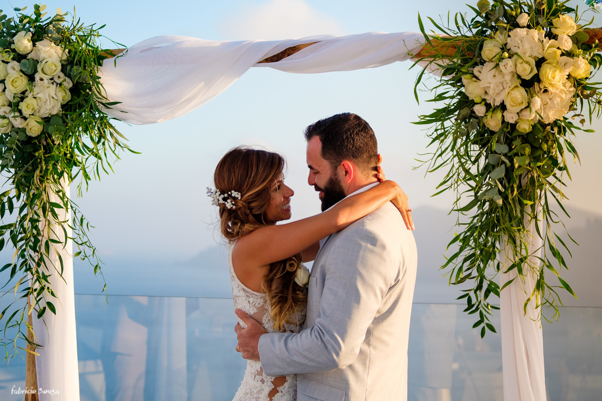  casamento em santorini - couple almost kissing during enlopement wedding at santorini canaves oia hotel greece islands