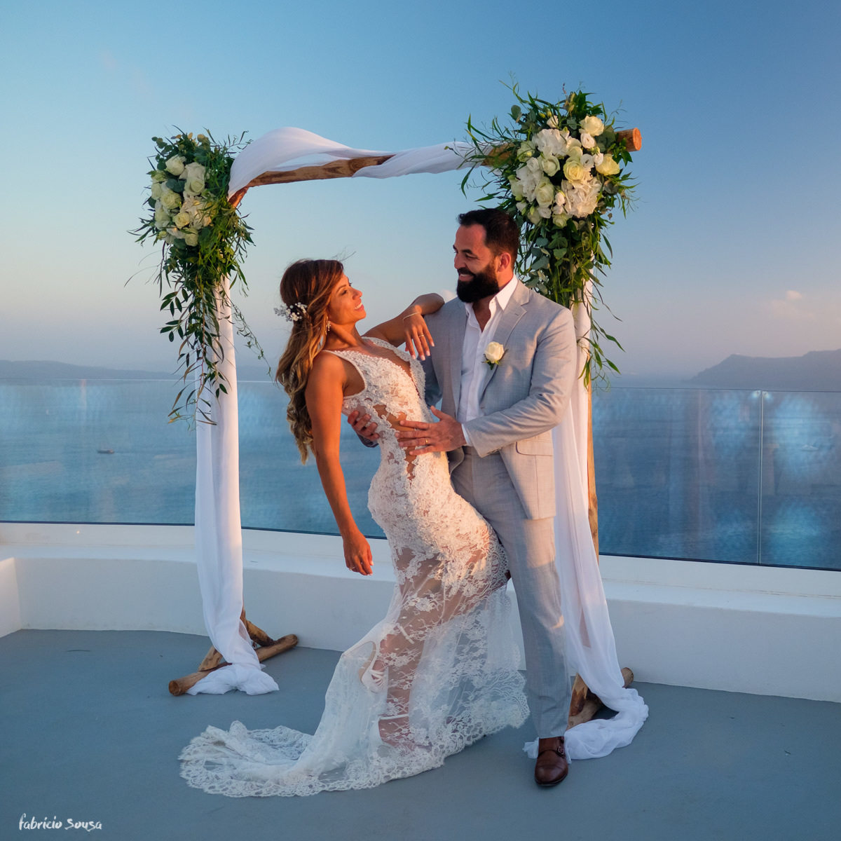 retrato do casal Karina Peloi Nutricionista e Wendel Carvalho coach de Florianópolis para Santorini Grécia couple's portrait at Greece