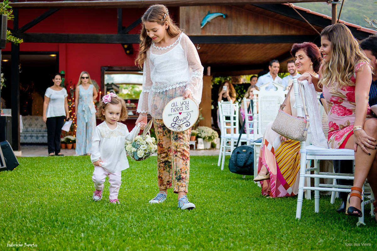 a entrada das daminhas com as alianças no miniwedding