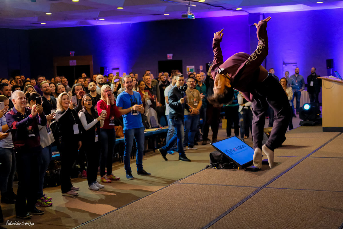 momento de descontração quando um participante subiu no palco e fez acrobacias e dançou break