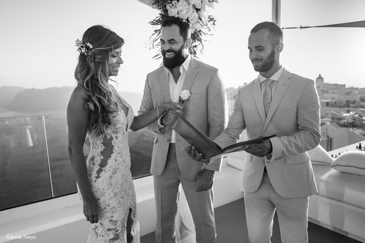 momento dos votos na cerimonia de casamento enlopement wedding em Santorini