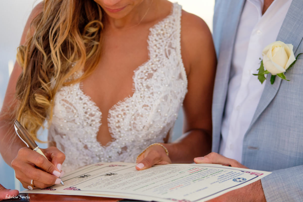 a assinatura da noiva na certidão de casamento destination enlopement wedding