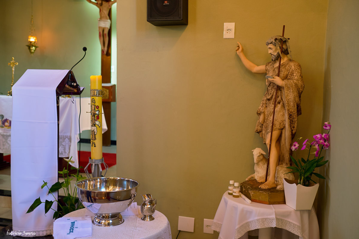 detalhes pia batismal do batismo do Francisco na igreja sao joão batista e Santo Ivo