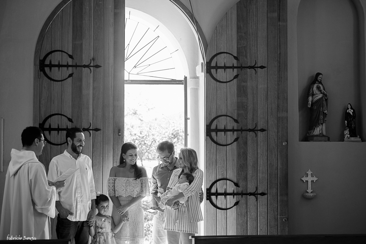 pais e padrinhos na entrada da igreja para o batizado do Francisco na igreja de Santo Ivo