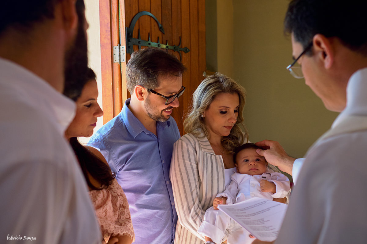 padre ungindo a criança no primeiro rito da igreja católica, o batismo