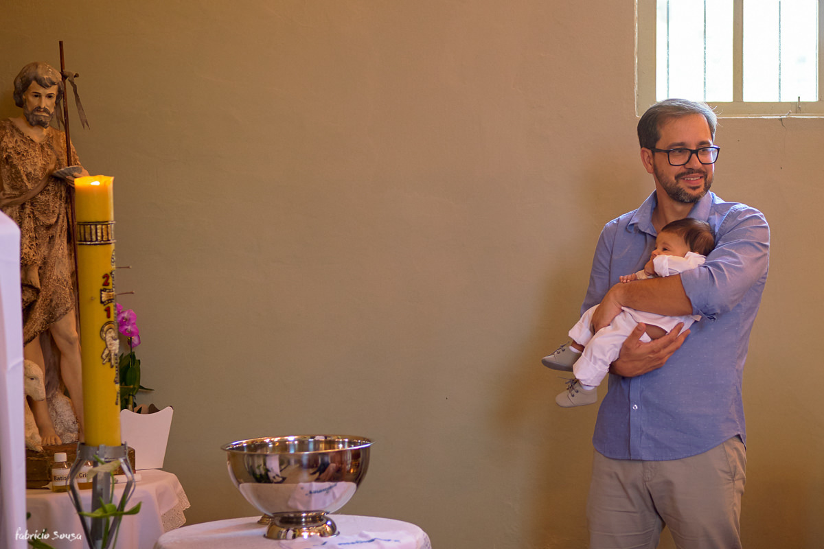 bebê Francisco no colo do pai momentos antes de ser batizado na igreja de São João Batista em Floripa