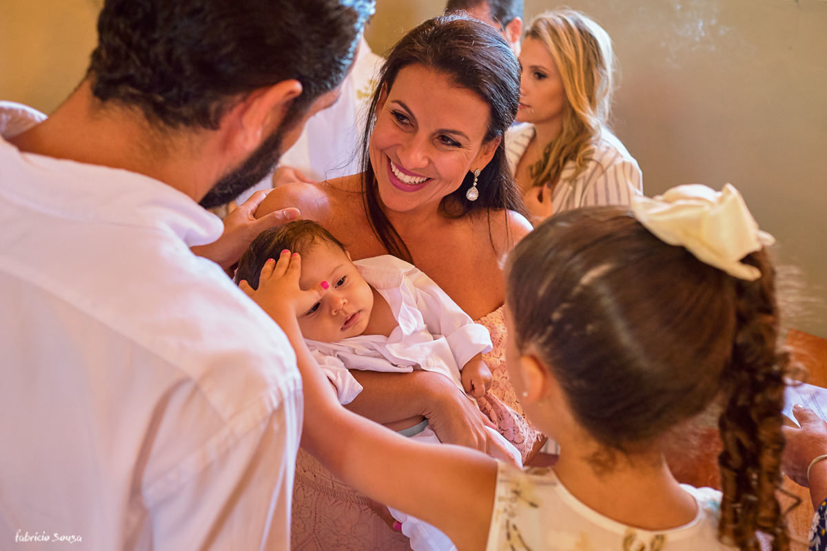 padrinhos felizes logo após o batismo de Francisco na igreja católica no bairro Agronomica em Florianopolis