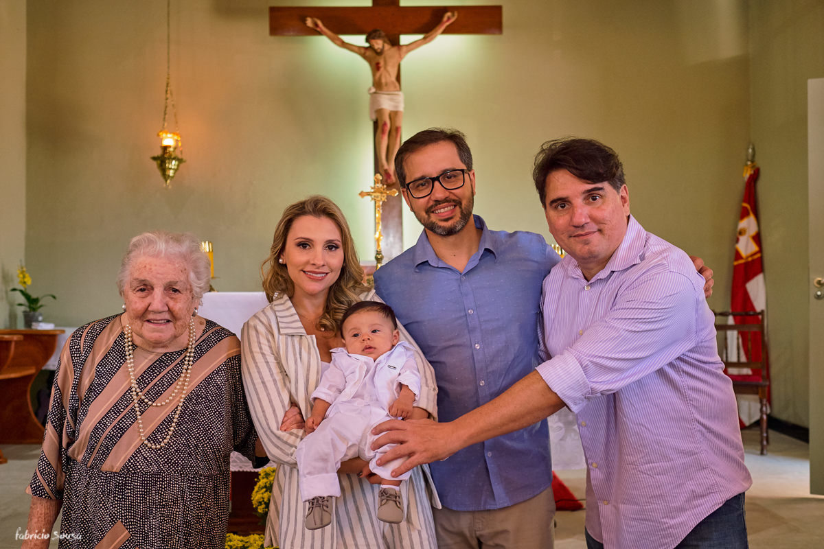 retrato dos familiares segurando o bebê recem batizado no altar da igreja de São João Batista e Santo Ivo Florianopolis