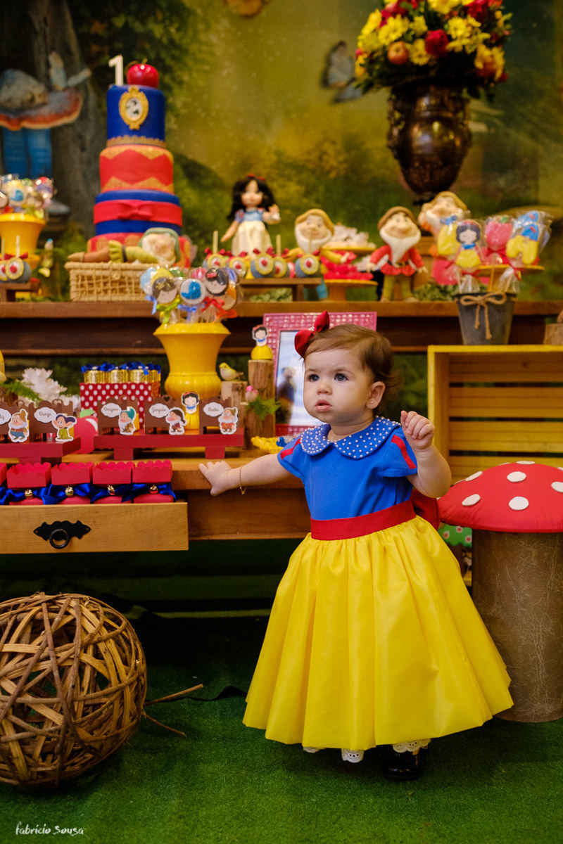 Alice vestida de Branca de Neve no seu primeiro aniversário infantil em Brasilia