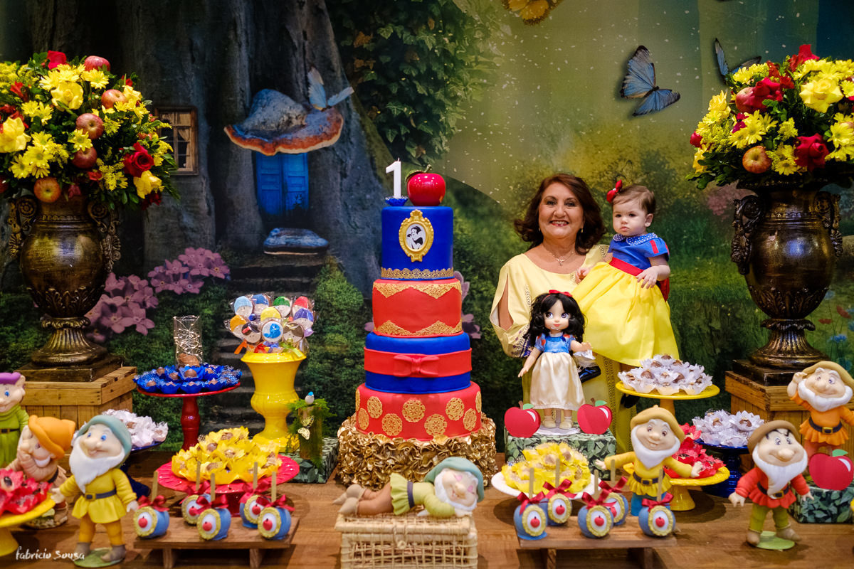 retrato com a vovó na mesa do bolo decorada por Jaque da Jumaju