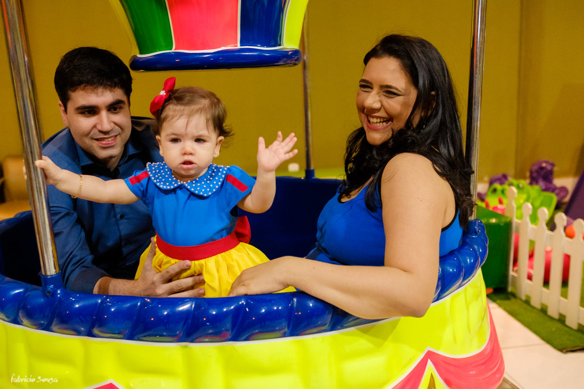 Alice e divertindo na sua festa de aniversário em Brasília no Villa Green Eventos