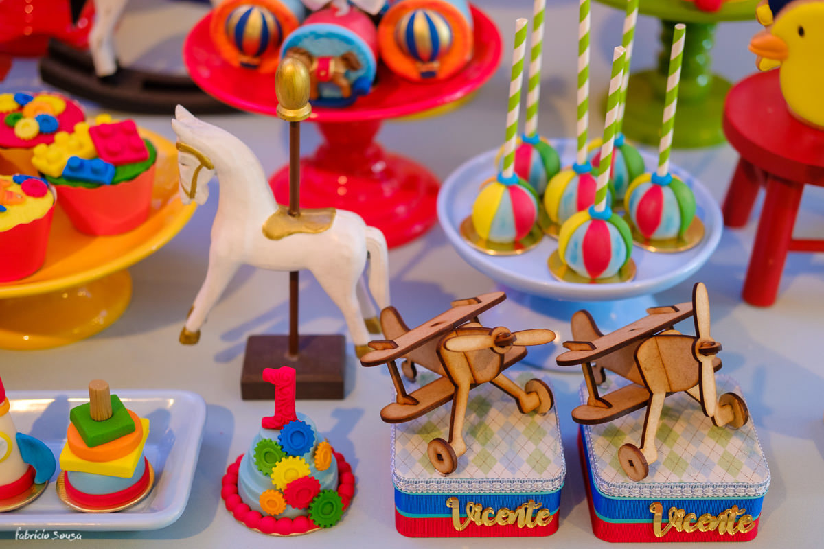detalhe da decoração com personalizados de Luxo Carlos Lima e doces Attelie de Doces Carolina Darosci