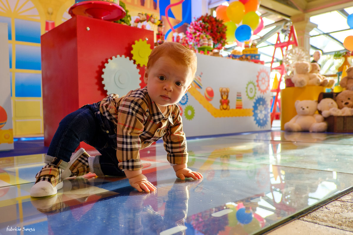 Vicente engatinhando no seu primeiro aniversário em Florianópolis - infantil na Alameda Casa Rosa