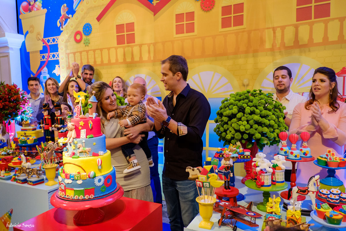 papais cantando os parabéns com toda a família reunida atrás do bolo Lulu Cupcakes e decoração Isabela Gama B Composê na Alameda Casa Rosa