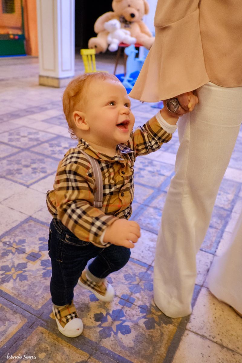 bebê Vicente dando os primeiros passos com ajuda da vovó no seu aniversário infantil na Alameda Casa Rosa
