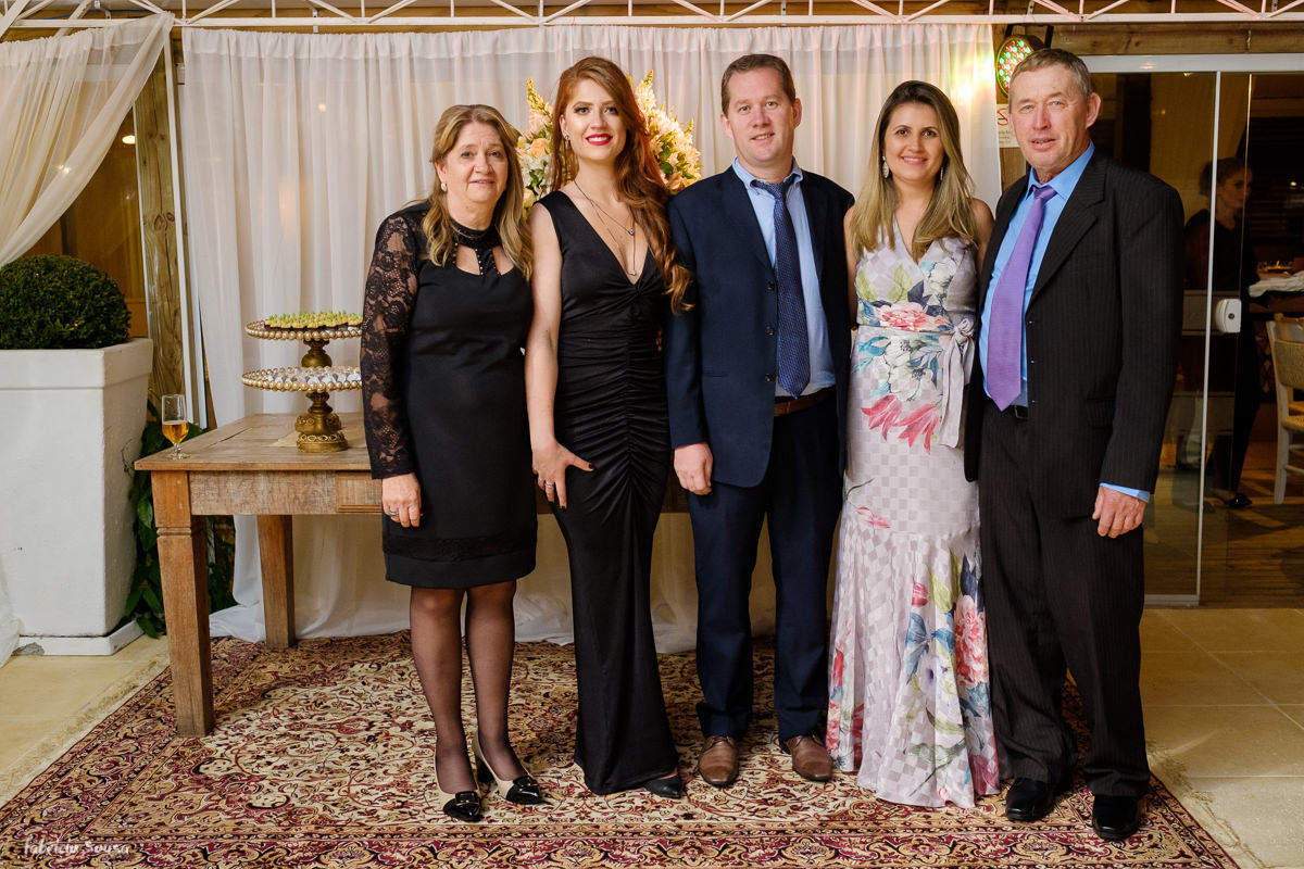 retrato da formanda Carine Lutkemeyer e sua família no jantar de formatura de medicina na pousada dos Sonhos em Floripa