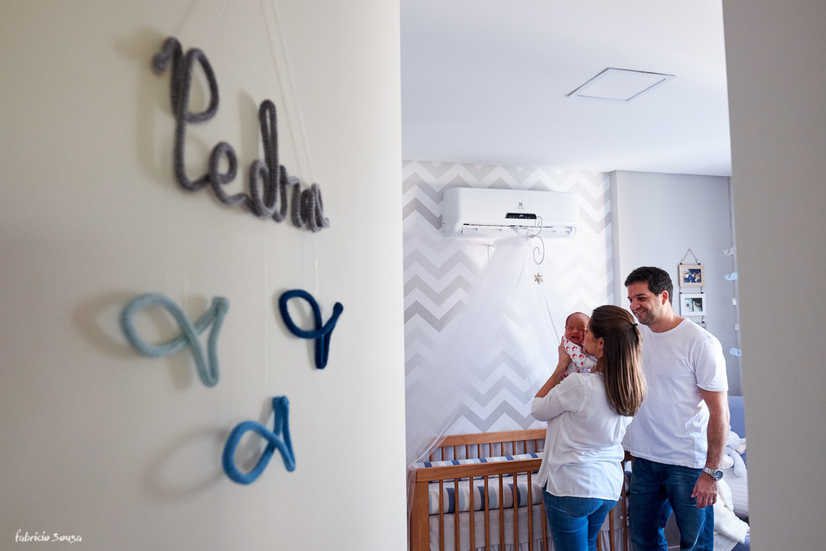 ensaio newborn lifestyle no quarto do bebe com os pais