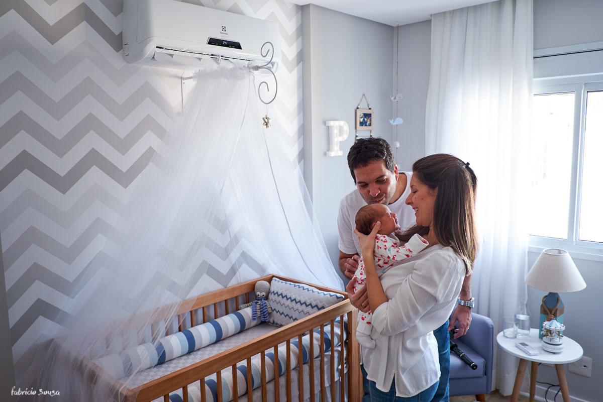 aconchego dos pais com o bebe no seu primeiro mesversário ensaio fotográfico em casa