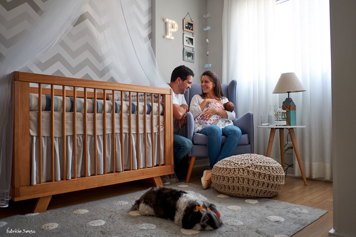retrato dos pais com o bebê Pedro e a cachorrinha pet Chloe em ensaio família lifestyle newborn