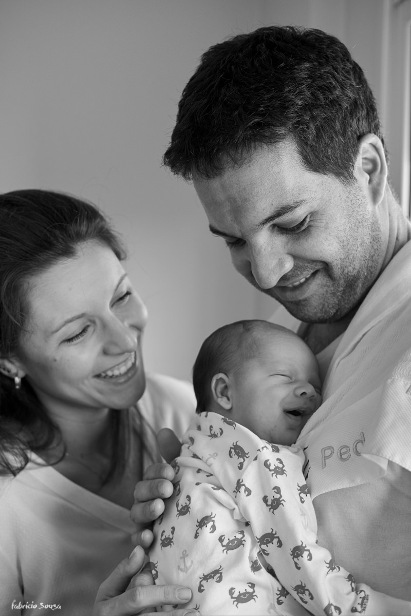 retrato do casal com filho recem-nascido em ensaio fotografico de família em casa - newborn lifestyle