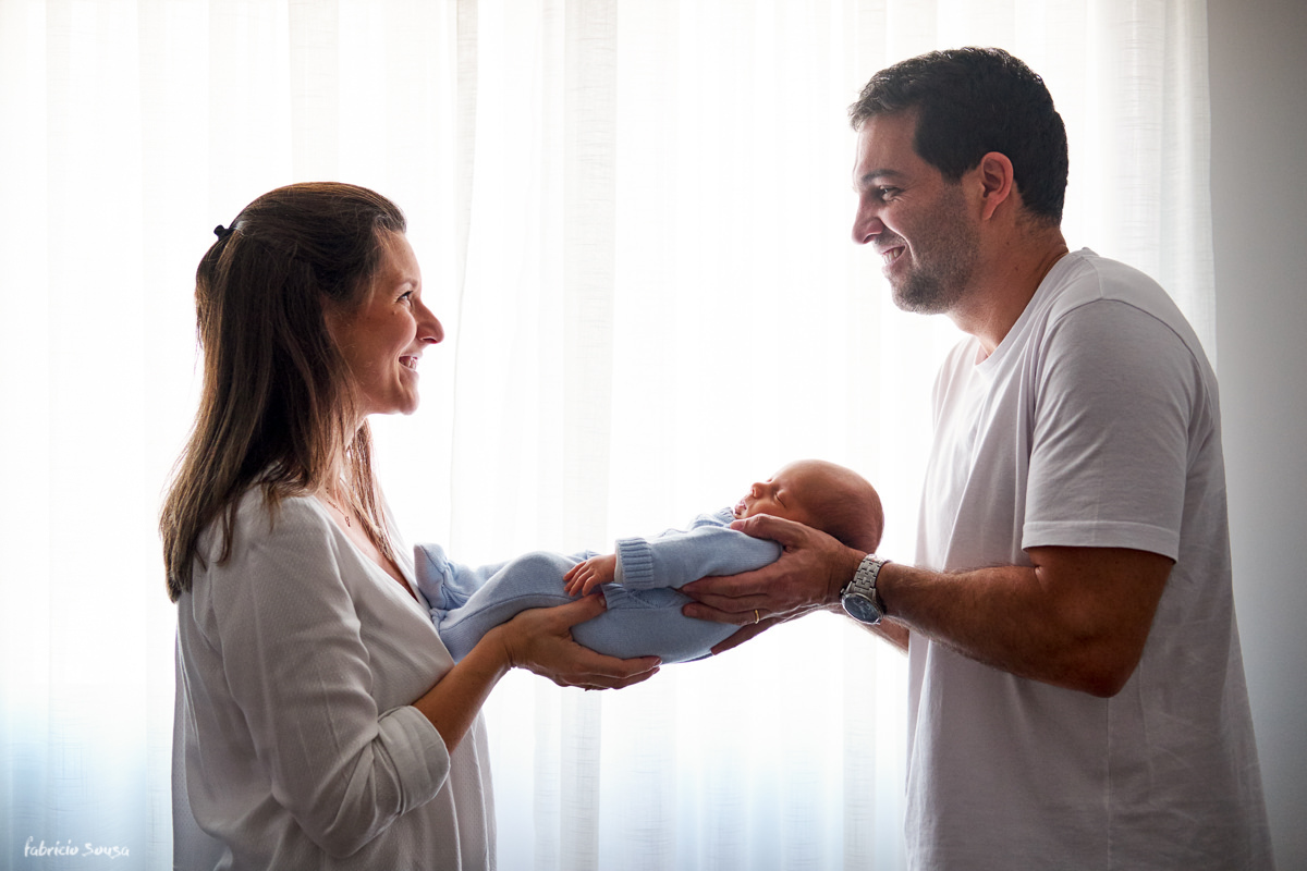 retrato do casal segurando filho recem-nascido em ensaio fotografico de família em casa - newborn lifestyle