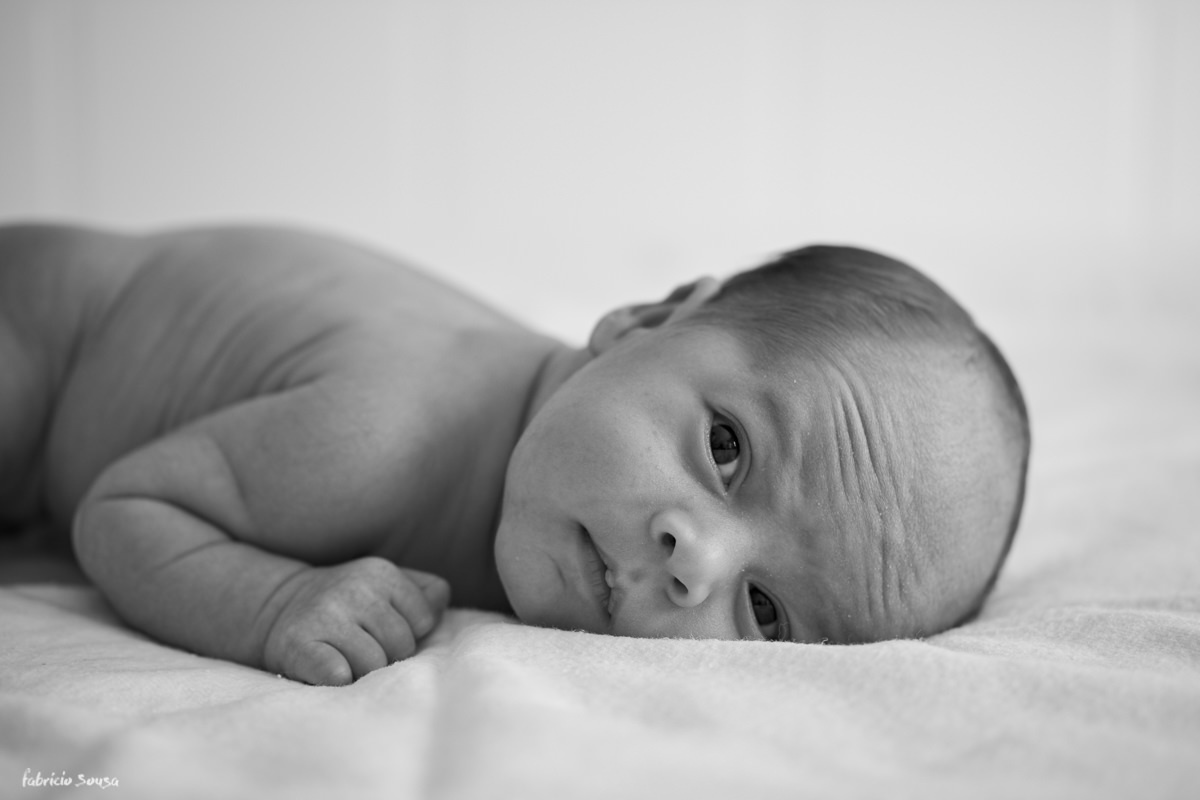 retrato do bebê Pedro com 30 dias na cama dos papais