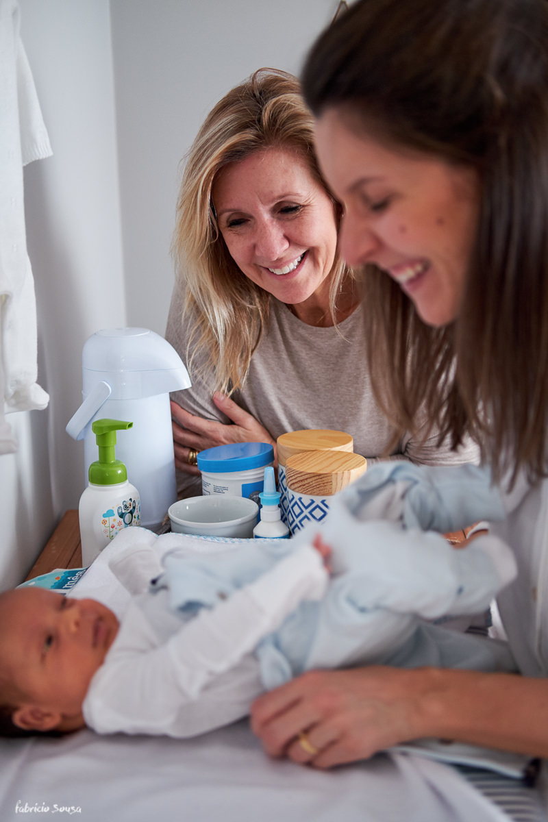 vovó Maria Amália encantada com seu netinho Pedro em ensaio família newborn lifestyle