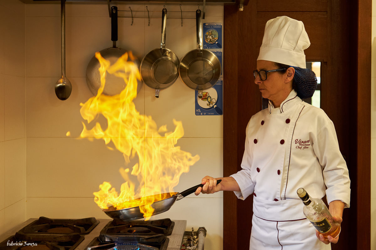 retrato da chef flambando a comida