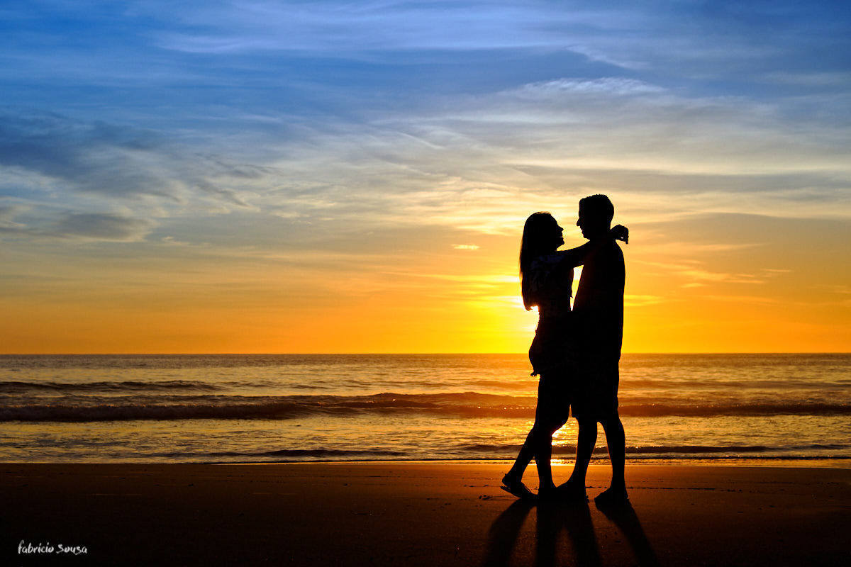 fotografia do casal ao amanhecer na praia do Santinho em Florianópolis - ensaio de namoro