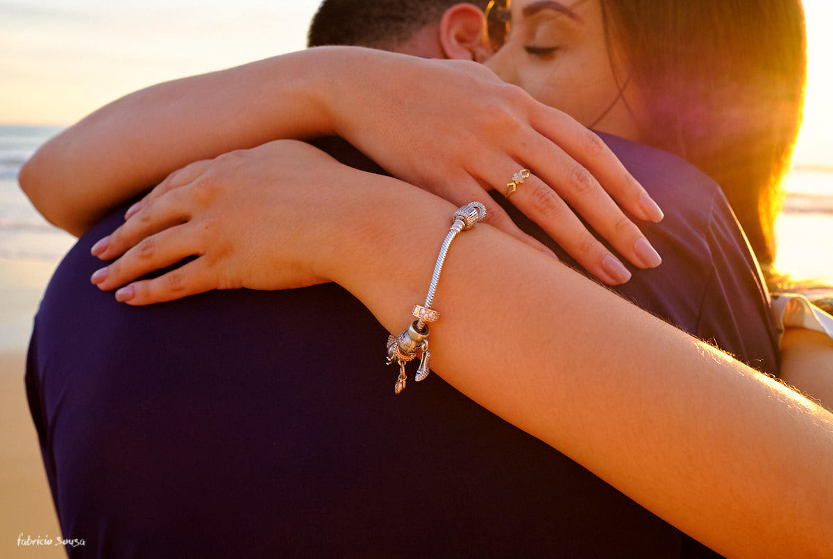 abraço gostoso na praia do Santinho durante ensaio de casal e pedido de namoro