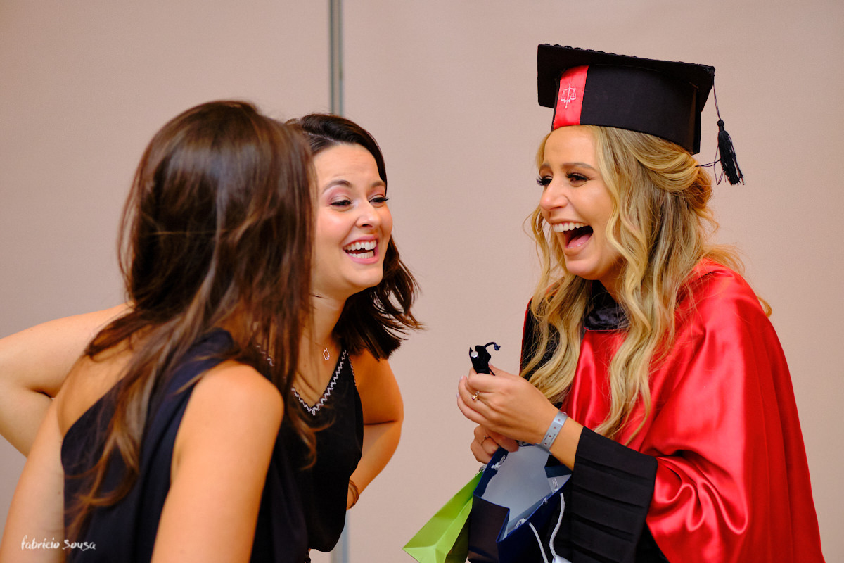 Isadora forma em Direito e recebe muitos presentes das amigas