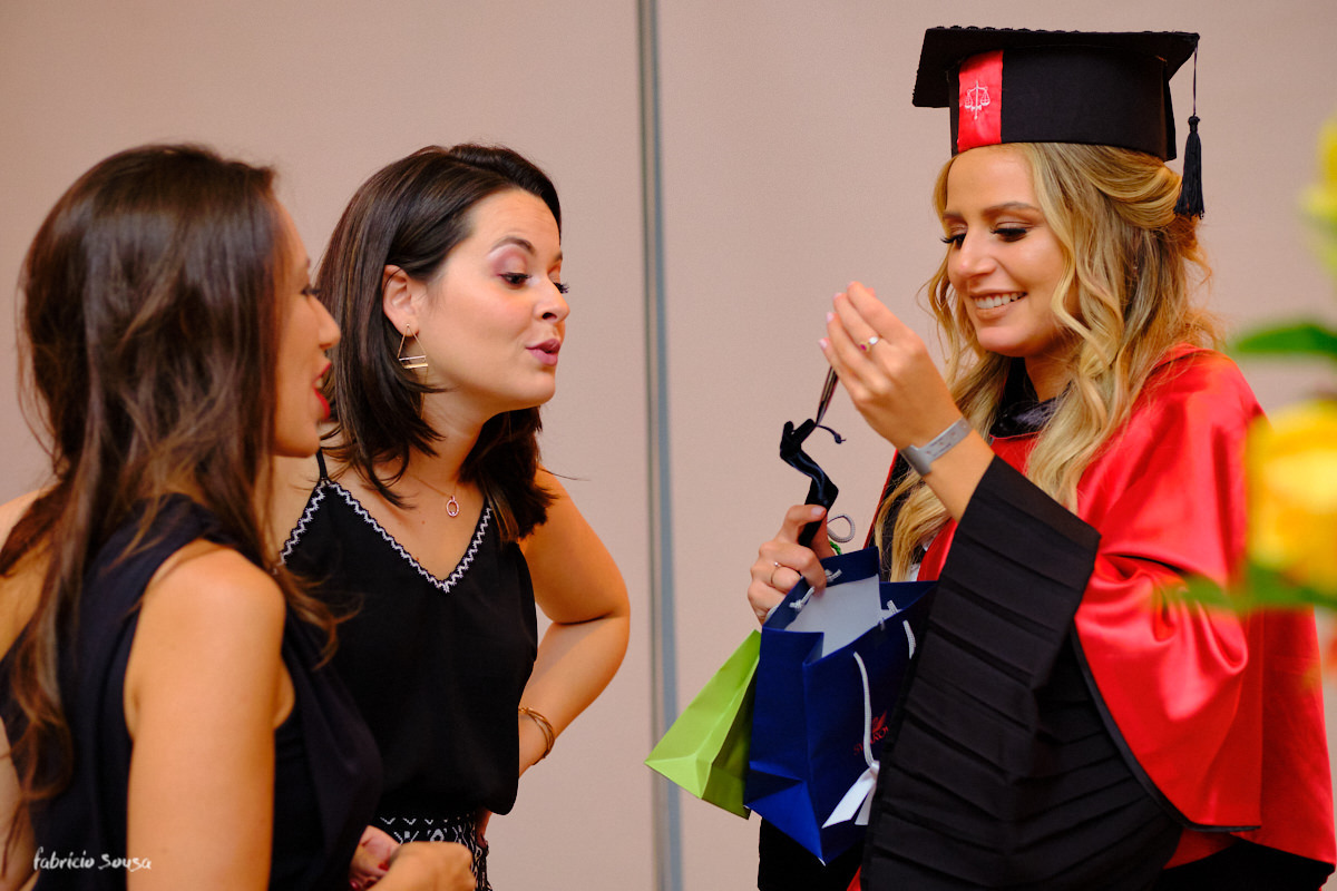 Isadora forma em Direito e recebe muitos presentes das amigas