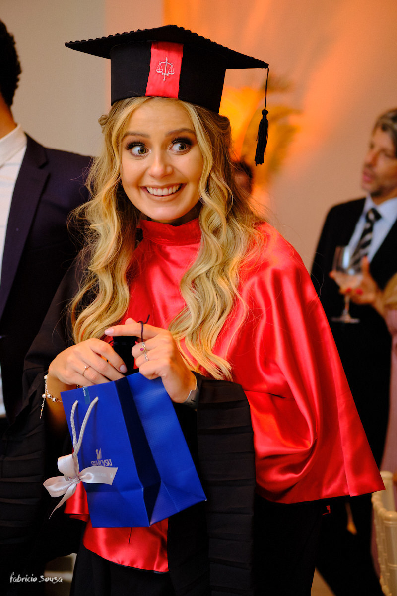 Isadora feliz com o presente ganho no seu jantar de formatura no clube Paula Ramos