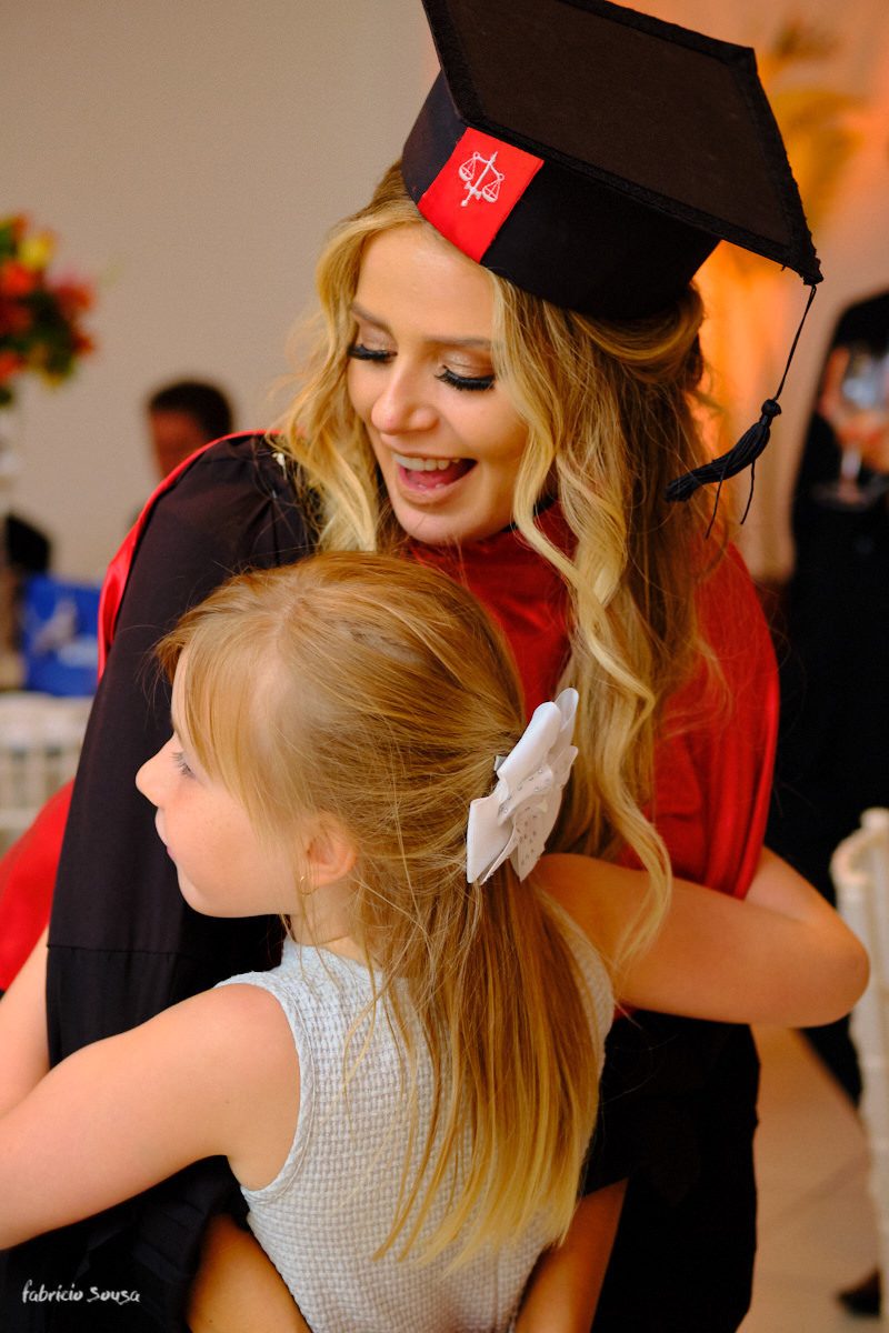 Isadora formanda em direito abraça sua prima na festa de formatura