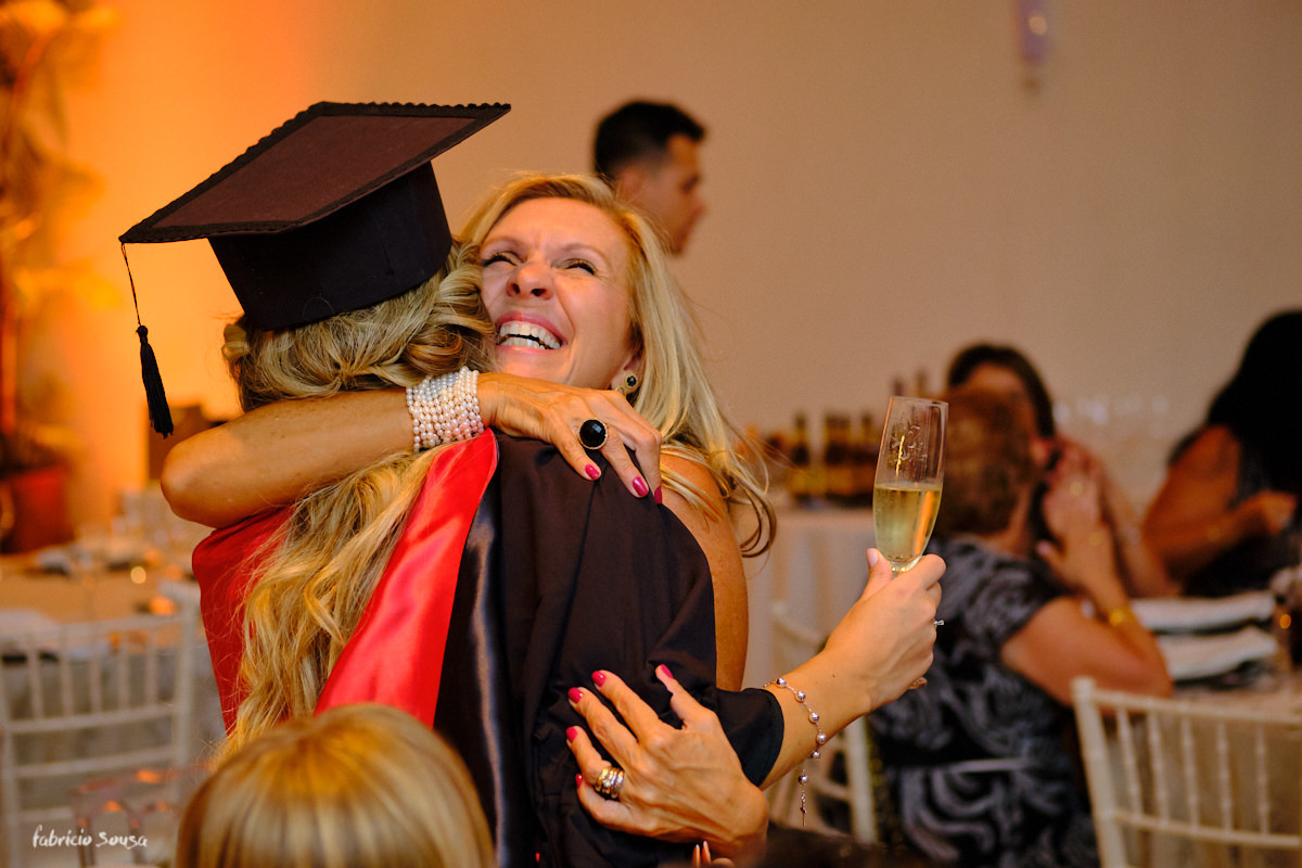 Isadora recebe os cumprimentos dos convidados em seu jantar de formatura no clube Paula Ramos
