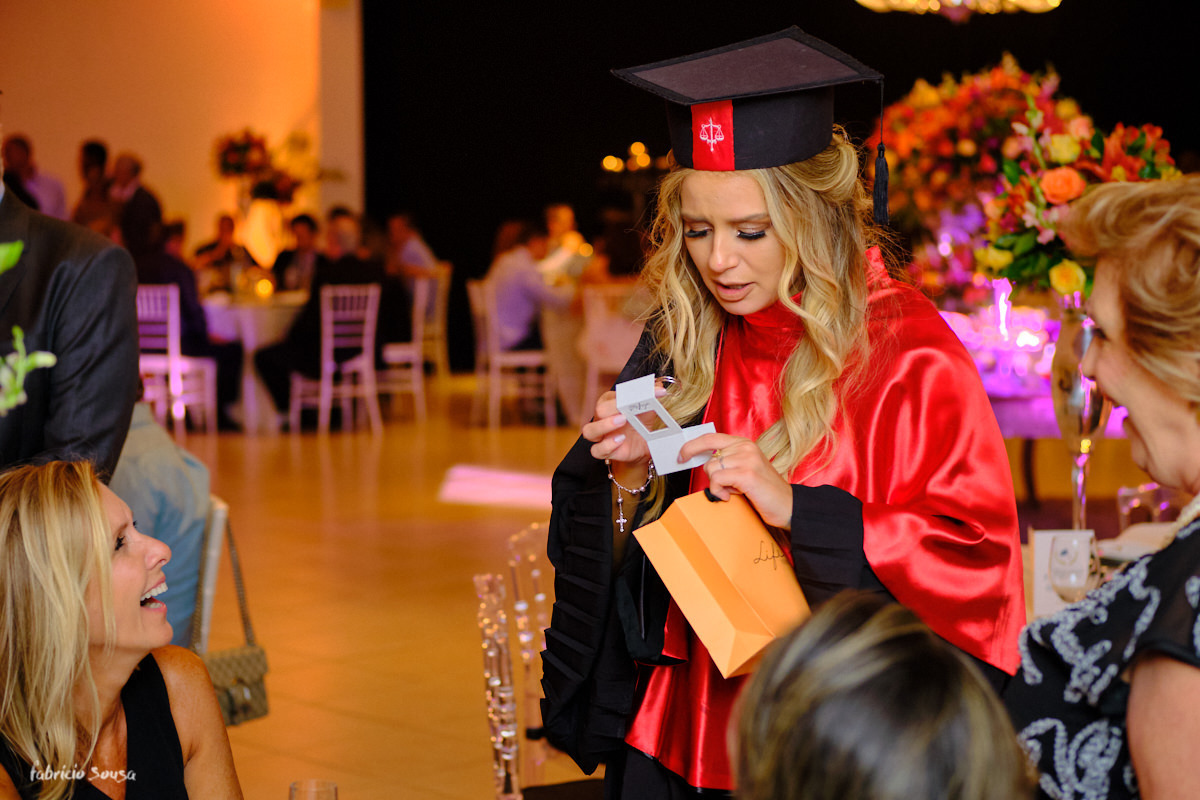 Isadora recebe os cumprimentos e presentes dos convidados em seu jantar de formatura no clube Paula Ramos