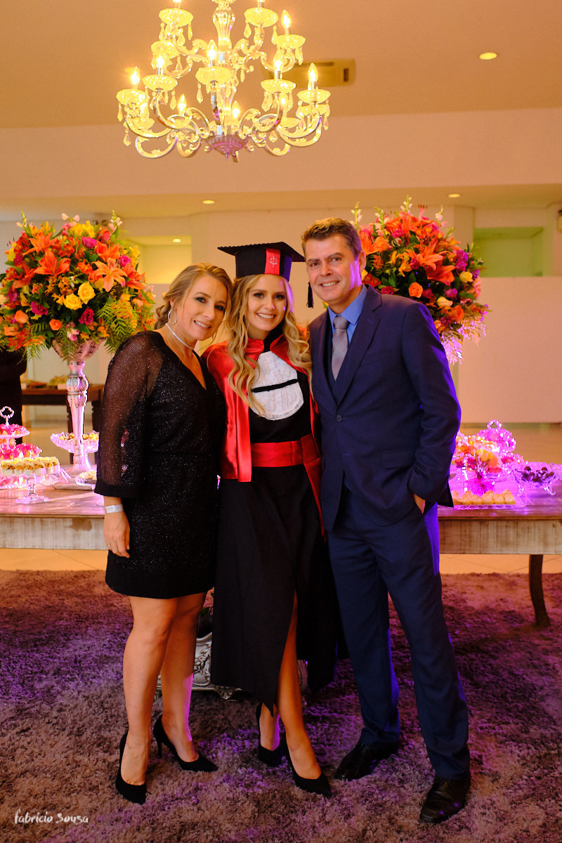 retrato da formanda Isadora Chaves com seus pais no seu jantar de formatura no Clube Paula Ramos. Doutora Isabela Chaves