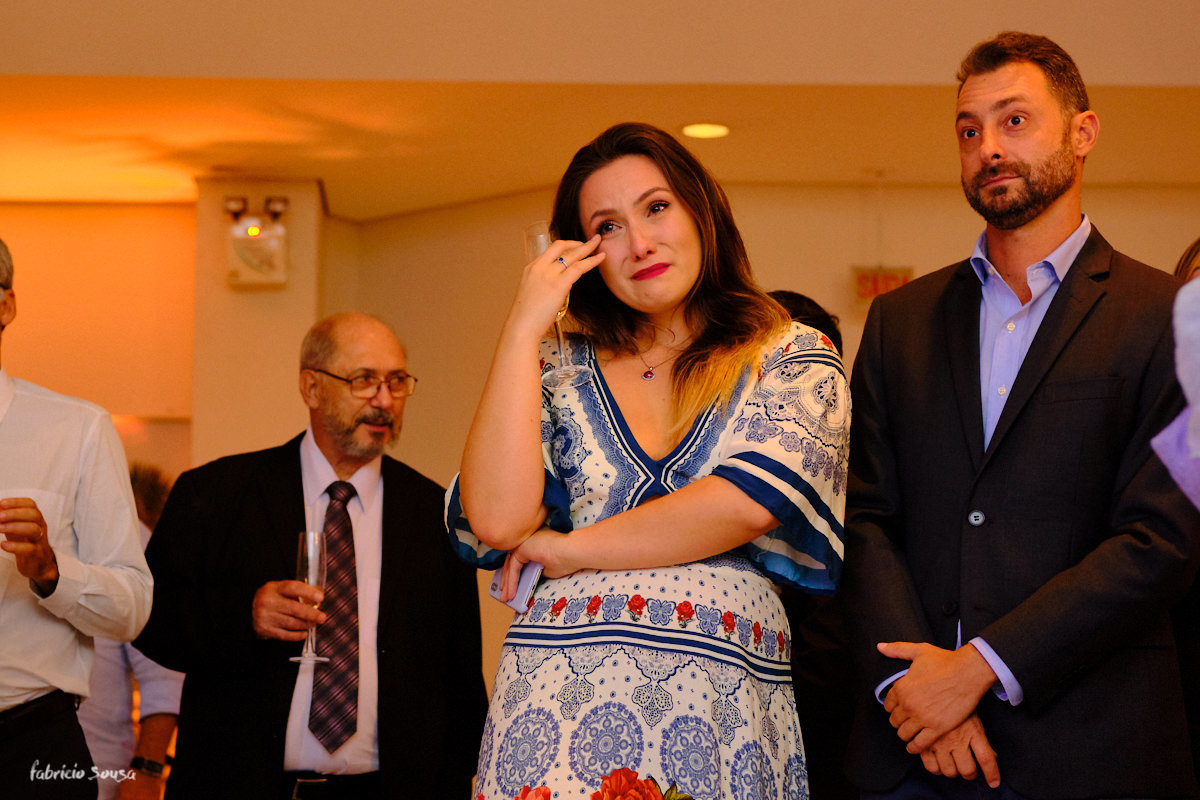 convidada emocionada com o discurso de agradecimento da formanda