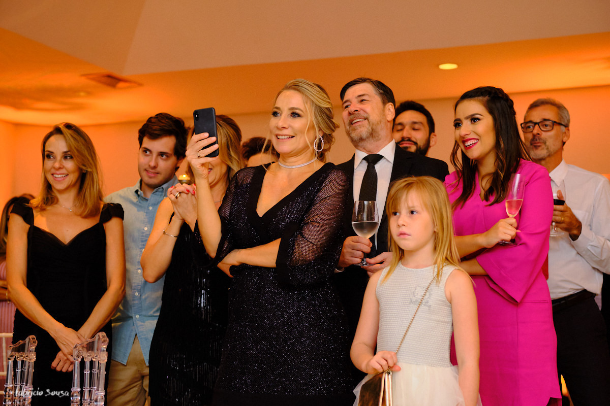 mamae filmando todo o discurso da formanda em direito