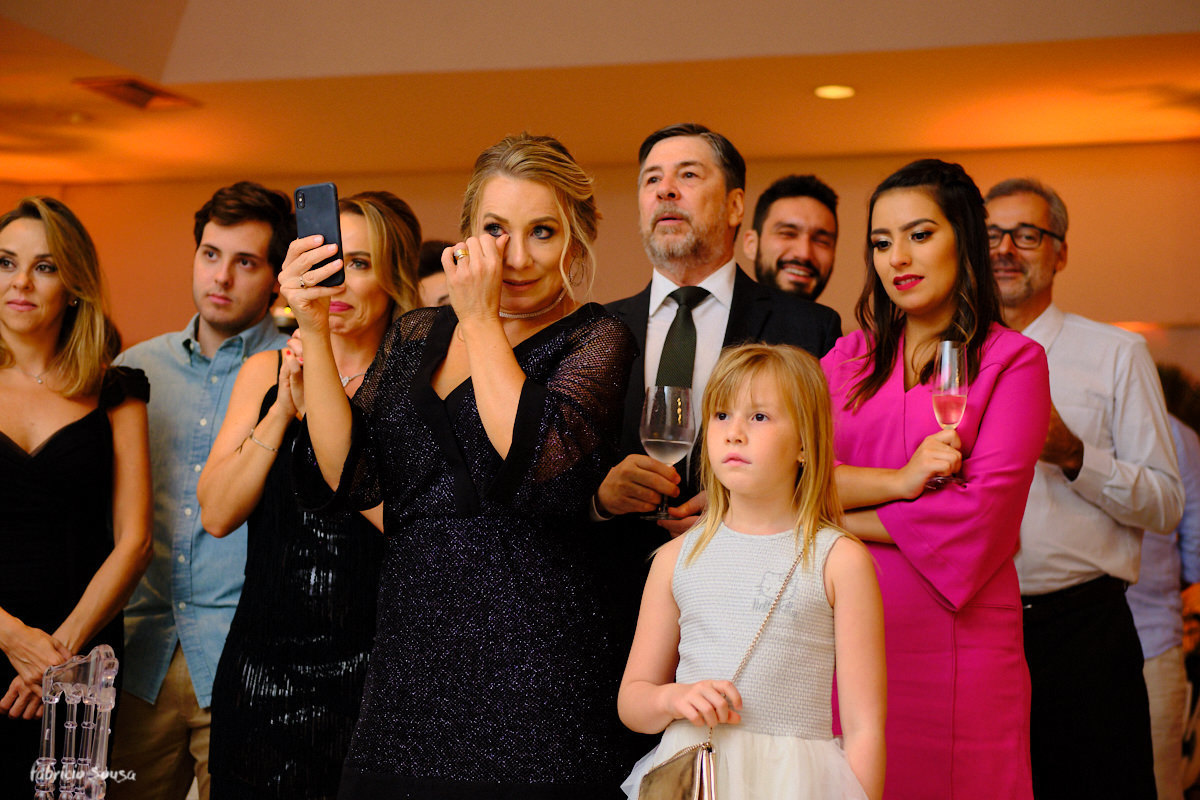 mae da formanda se emocionou com o discurso da filha no clube Paula Ramos