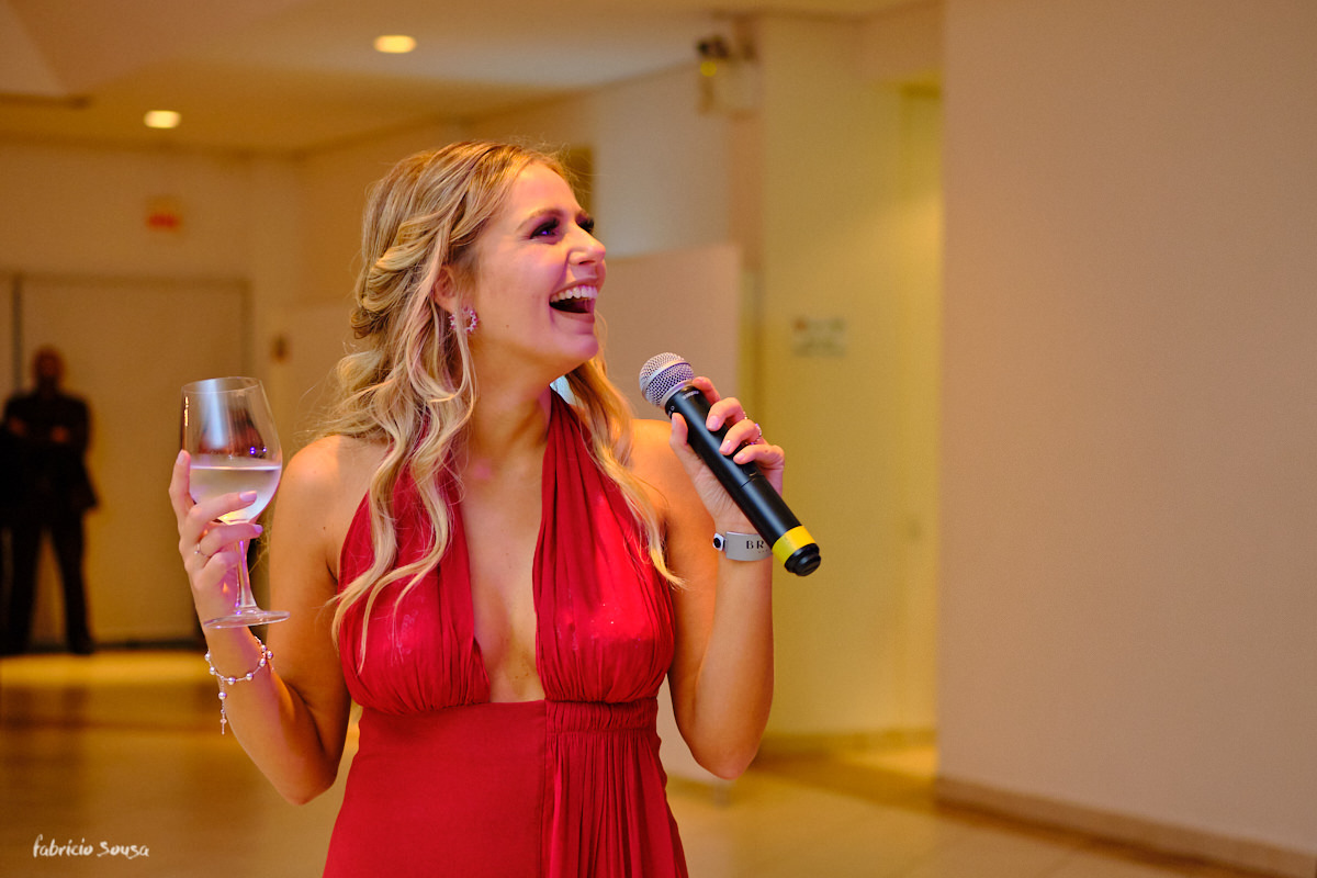 Isadora Chaves emocionada em seu discurso 