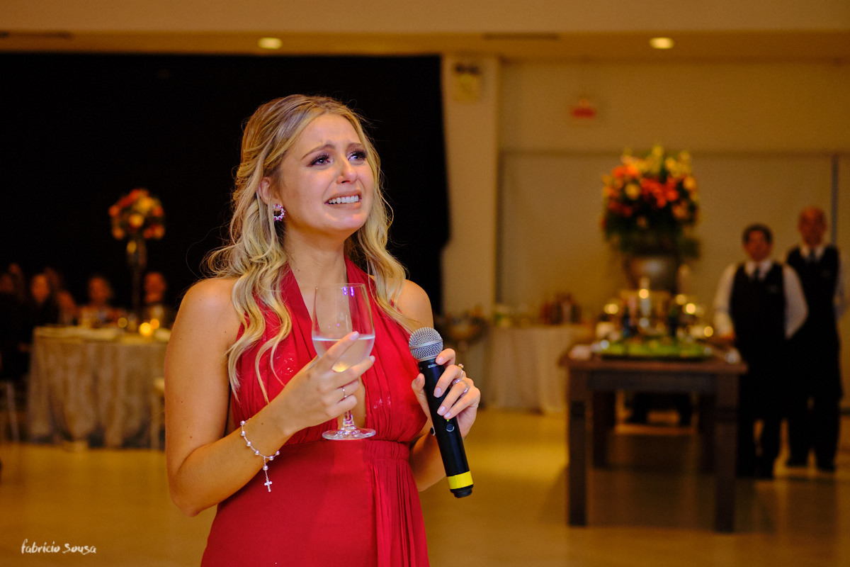 Isadora Chaves emocionada em seu discurso 