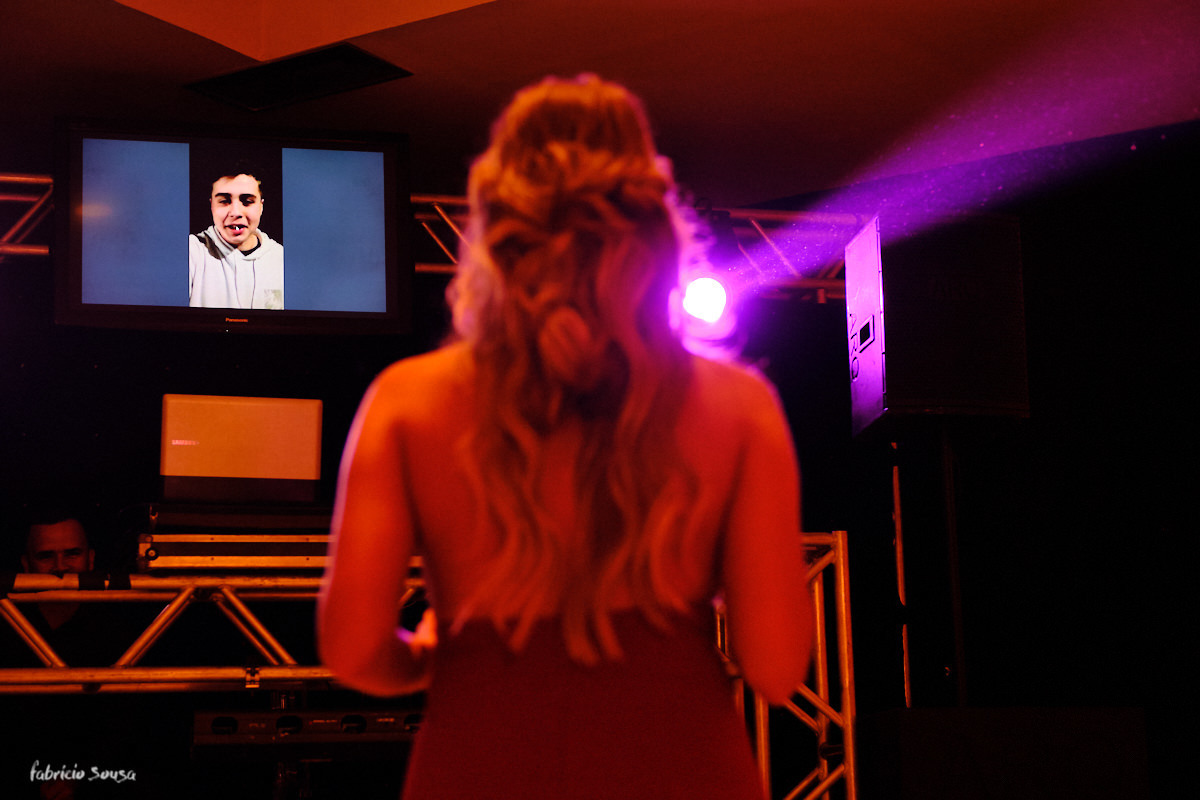 Isadora Chaves emocionada em seu discurso é pega de surpresa por vídeo enviado pelo irmão que está morando na Alemanha