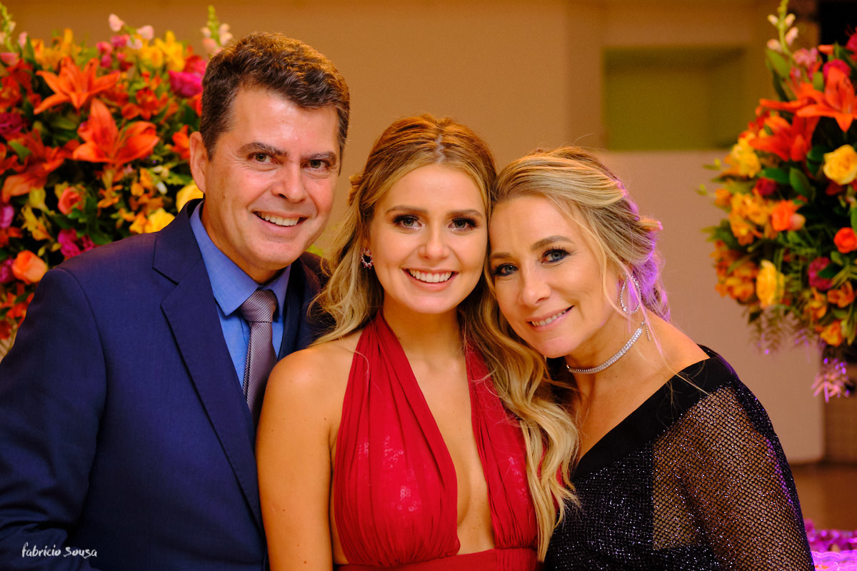 retrato da formanda em direito Isadora Chaves com seus pais