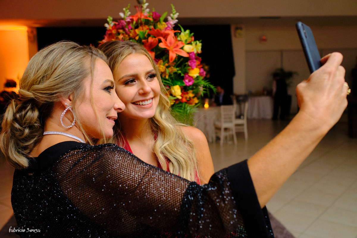 selfie de mae e filha na festa de formatura no clube Paula Ramos