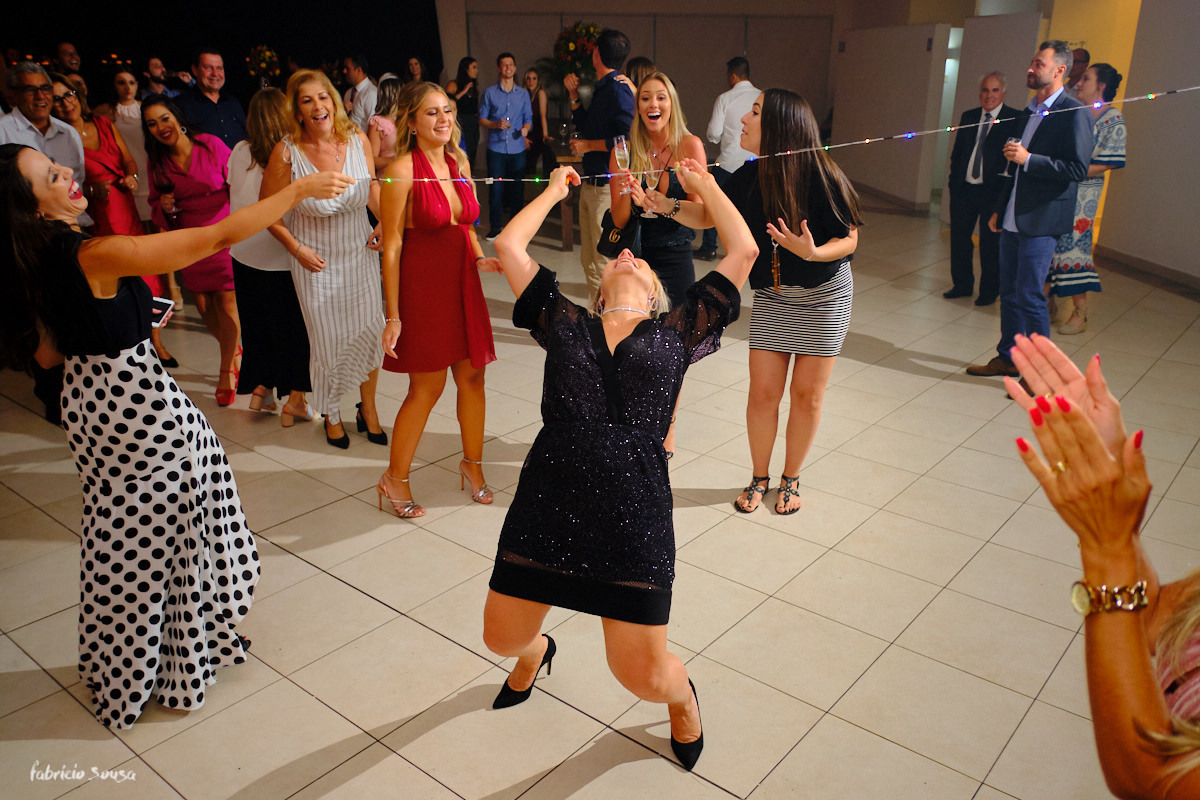 brincadeira da cordinha no jantar de formatura da Isadora Chaves